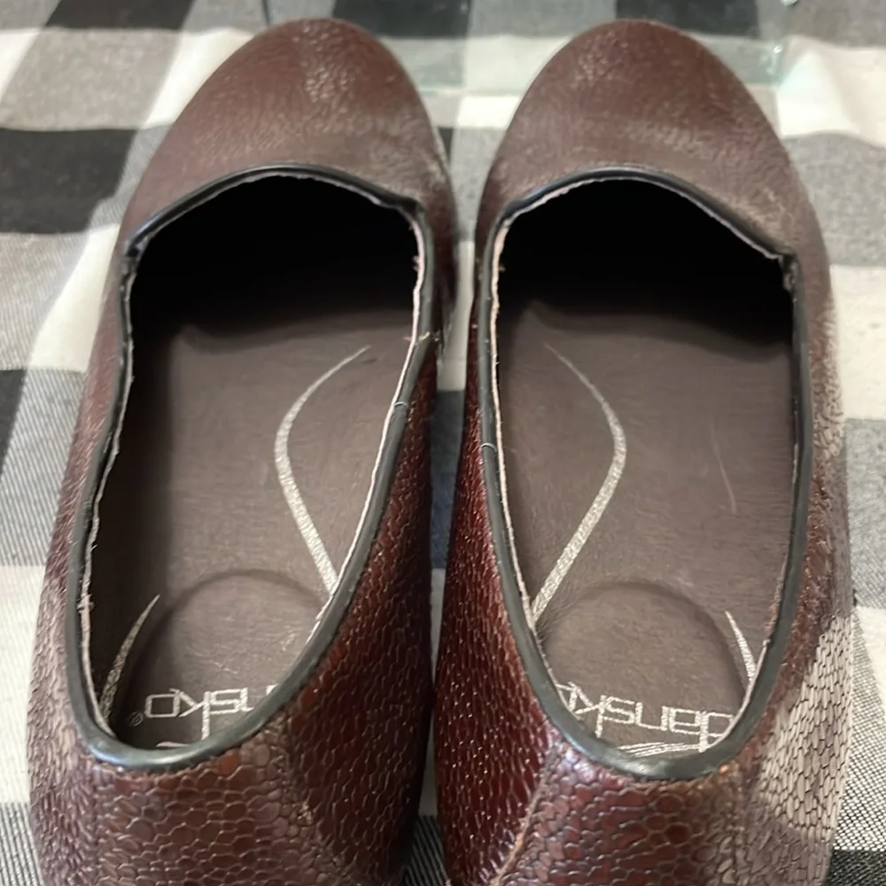 Dansko Olivia Pebbled Leather Slip on Loafer Shoes Size 38/ US 7.5-8 Brown Red